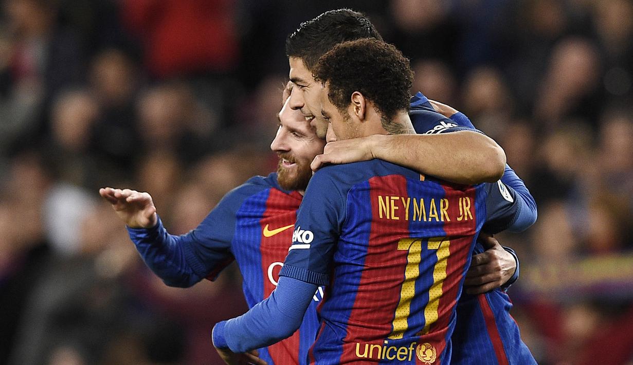 Striker Barcelona, Neymar Jr, bersama Luis Suarez merayakan gol yang dicetak Lionel Messi ke gawang Celta Vigo pada laga La Liga Spanyol di Stadion Camp Nou, Barcelona, Sabtu, (4/3/2017). (AFP/Lluis Gene)