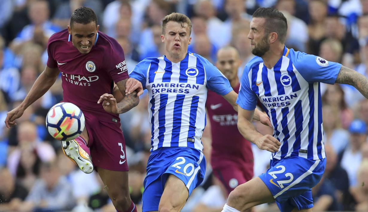 Bek Manchester City, Danilo, melepaskan tendangan saat melawan Brighton pada laga Premier League di Stadion American Express Community, Brighton, Sabtu (12/8/2017). Brighton kalah 0-2 dari Manchester City. (AP/Gareth Fuller)