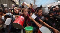 Organisasi hak asasi manusia Amnesty International pada 18 Agustus 2025 menuduh Israel menerapkan kebijakan sengaja untuk menyebabkan kelaparan di Gaza. (Eyad BABA/AFP)
