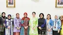Untuk menyempurnakan tampilan, Selvi mengenakan lipstik merah muda yang tidak terlalu mencolok namun tetap memberikan kesan berkelas dan elegan. Warna ini sangat cocok dengan keseluruhan makeup look yang ia pilih. [@rampainusantara_official].