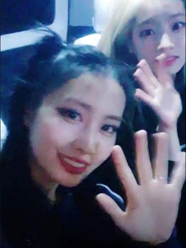 Momo dan Dahyun Twice (Foto: V Live)