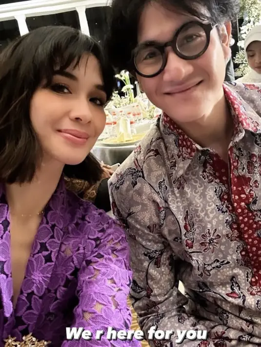 Marsha Timothy hadir dengan kebaya ungu berbordir. Sedangkan Vino G Bastian mengenakan baju batik. @marshatimothy.