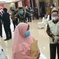 Disnakertrans Provinsi Jabar mendampingi kepulangan TKI Etty binti Toyyib Anwar ke daerah asalnya, Kamis (30/7/2020) malam, setelah karantina 14 hari di Wisma Atlet sepulang dari Arab Saudi. (Foto: Humas Disnakertrans Jabar)