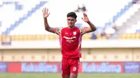 Ramadhan Sananta tidal melakukan selebrasi usai mencetak gol ke gawang mantan klubnya, PSM Makassar pada lanjutan pertandingan kedua group A Piala Presiden 2024 antara Persis Solo melawan PSM Makassar pada Senin (21/7/2024). (Bola.com/Abdul Aziz)