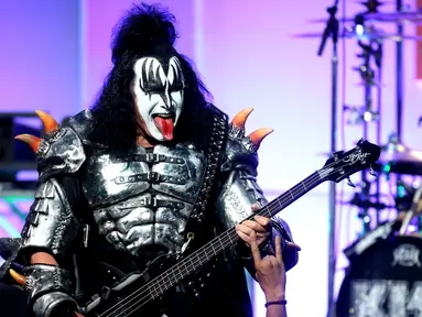 Vokalis KISS, Gene Simmons saat menghibur penonton selama 23rd Annual Race to Erase MS Gala di The Beverly Hilton Hotel, California, USA (15/4). Band asal Amerika ini terbentuk di New York City pada Januari 1973. (AFP PHOTO/Frederick M. Brown)