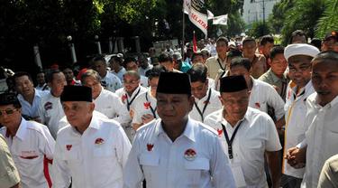 Sebelum Masuk KPU, Prabowo Sempatkan Baca Doa