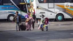 Sejumlah penumpang berjalan di Terminal Kalideres, Jakarta Barat, Kamis (29/10/2020). Memasuki libur panjang Maulid Nabi Muhammad SAW, masih belum terlihat lonjakan penumpang yang signifikan di Terminal Kalideres. (Liputan6.com/Johan Tallo)