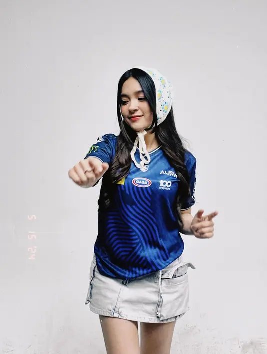 Gaya imut lainnya dari Eca Aura. Ia memadukan jersey biru tua dengan mini denim skirt. [Foto: Instagram/elsaajapasal]