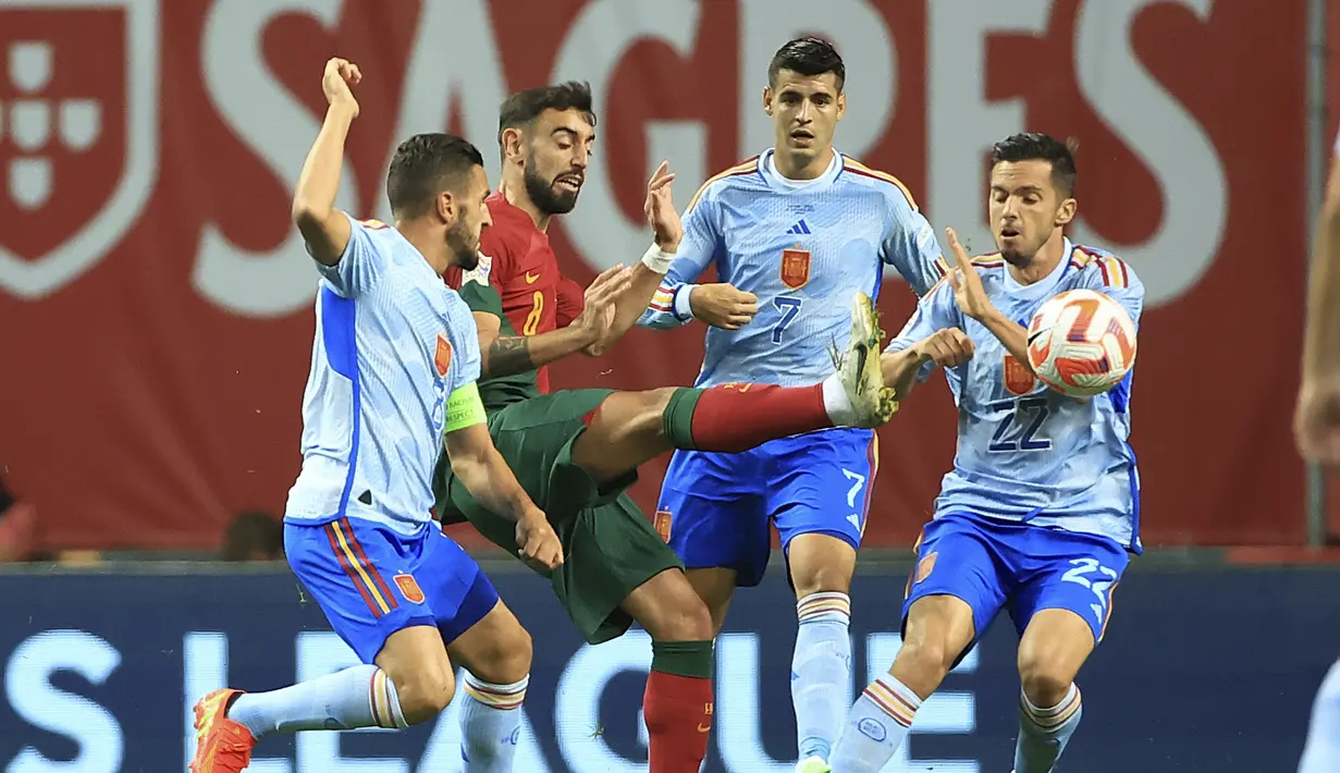 Gelandang Portugal Bruno Fernandes berebut bola dengan pemain Spanyol, Koke, Alvaro Morata dan Pablo Sarabia pada matchday keenam atau terakhir Grup A2 UEFA Nations League 2022-2023 di Estadio Municipal Braga, Rabu (28/9/2022) dini hari WIB. Berkat hasil ini, Spanyol pun sukses menyalip Portugal di klasemen Liga 1 Grup 2 sekaligus memastikan diri lolos ke semifinal. (AP Photo/Luis Vieira)