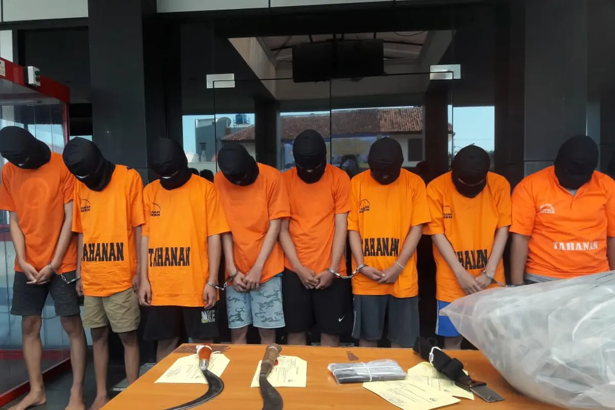 Polisi meringkus pelaku tawuran pelajar di Bekasi. (Bam Sinulingga/Liputan6.com)