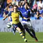 Callum Chambers (kiri) berduel dengan Ulloa ( REUTERS/Dylan Martinez)