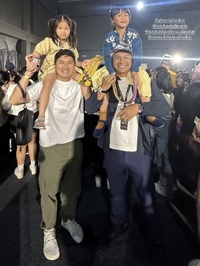Gading Marten hingga Glenn Alinskie  Temani Putri mereka Menyaksikan Fanmeet Lisa Blackpink. [@gadiiing/@chelseaoliviaa]