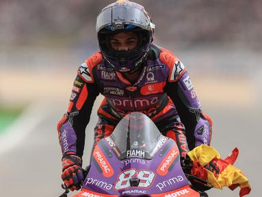 MotoGP Portugal 2024 menjadi milik pembalap Ducati, Jorge Martin dalam balapan yang digelar di Sirkuit Internasional Algarve, Portimao, Portugal, Minggu (24/3/2024) malam WIB. Pembalap asal Spanyol tersebut melewati bendera finis yang dikibaskan pelatih top yang terakhir membesut AS Roma, Jose Mourinho, di depan Enea Bastianini dan Pedro Acosta. Beberapa insiden sempat terjadi yang menyebabkan lebih dari tiga pembalap harus terjatuh, di antaranya Francesco Bagnaia dan Marc Marquez. (AFP/Patricia De Melo Moreira)