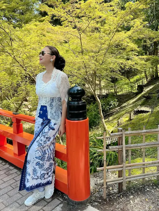 Yang membuat penampilannya semakin mencuri perhatian adalah pilihannya membawa kebaya putih cantik beraksen brokat dan memadukannya dengan kain batik bermotif Geisha. Paduan budaya Indonesia dan Jepang ini memberi nuansa eksotis dan harmonis yang begitu menarik. [@irawbw].