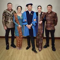 Azriel Hermansyah meraih gelar sarjana S1 Manajemen Bisnis. Momen wisuda dihadiri keluarga besar. Krisdayanti menangis saat diberi setangkai mawar. (Foto: Dok. Instagram @ashanty_ash)