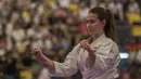 Penampilan karateka cantik asal Rusia, Rumiantceva Anastasiia, pada Kejuaraan Dunia Karate Junior, Cadet, dan U-21 2015. (Bola.com/Vitalis Yogi Trisna)