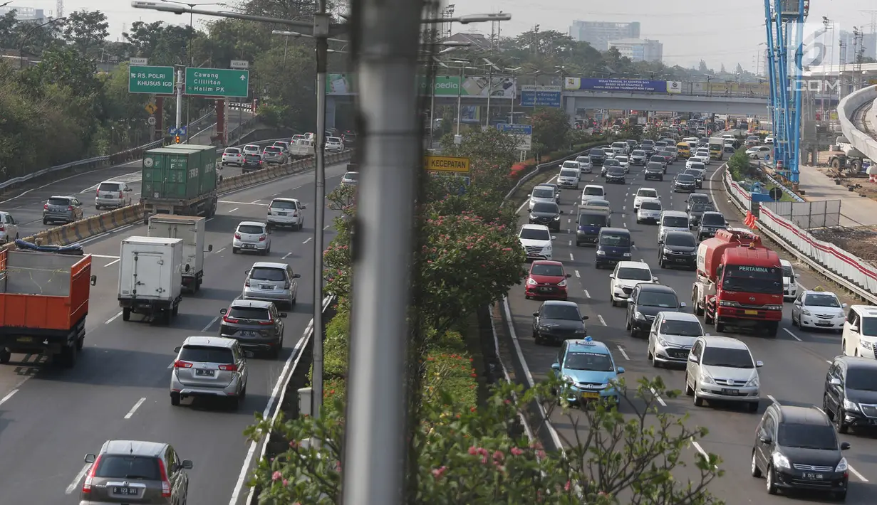 Kendaraan melaju melintasi ruas Tol Jakarta-Bogor-Ciawi (Jagorawi) di Jakarta, Kamis (7/9). Sistem transaksi pembayaran pun berubah dari semula tertutup menjadi terbuka atau satu kali transaksi untuk ruas tol Jagorawi. (Liputan6.com/Immanuel Antonius)