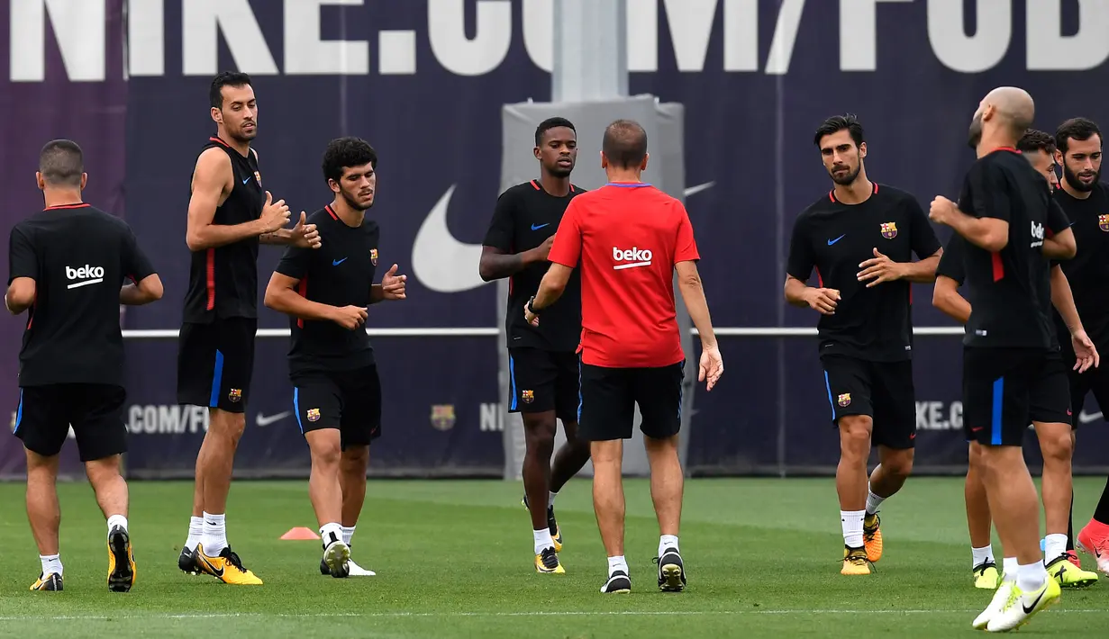 Pemain Barcelona saat mengikuti latihan jelang menghadapi Real Madrid di leg kedua Piala Super Spanyol 2017 di Pusat Olahraga FC Barcelona Joan Gamper di Sant Joan Despi, (15/8). Di leg pertama Barcelona tumbang 3-1 di Camp Nou. (AFP Photo/Lluis Gene)