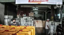 Suasana di agen minyak goreng curah Pasar Cipete, Jakarta Selatan, Kamis (24/2/2022). Harga eceran tertinggi minyak goreng curah dipatok Rp 11.500 per liter, kemasan sederhana Rp 13.500 per liter, dan kemasan premium Rp 14.000 per liter. (merdeka.com/Iqbal S. Nugroho)