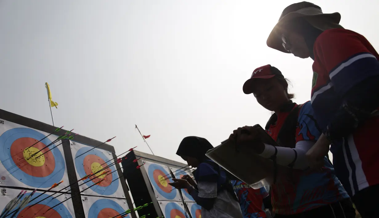Para pepanah melakukan penghitungan nilai saat Kejuaraan Nasional Panahan Prakualifiikasi PON XX /2020 di Lapangan Panahan Senayan, Jakarta, Senin (23/9). Seleksi ini diikuti oleh 516 peserta dan 30 provinsi. (Bola.com/Vitalis Yogi Trisna)