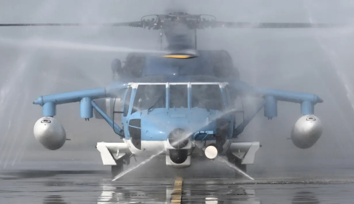 Helikopter S70C-6 buatan Amerika Serikat dibersihkan saat latihan militer di Kabupaten Chiayi, Taiwan, Rabu (15/1/2020). Kementerian Pertahanan Taiwan menggelar latihan militer selama dua hari untuk menunjukkan kemampuan mengamankan liburan Tahun Baru Imlek. (Sam Yeh/AFP)