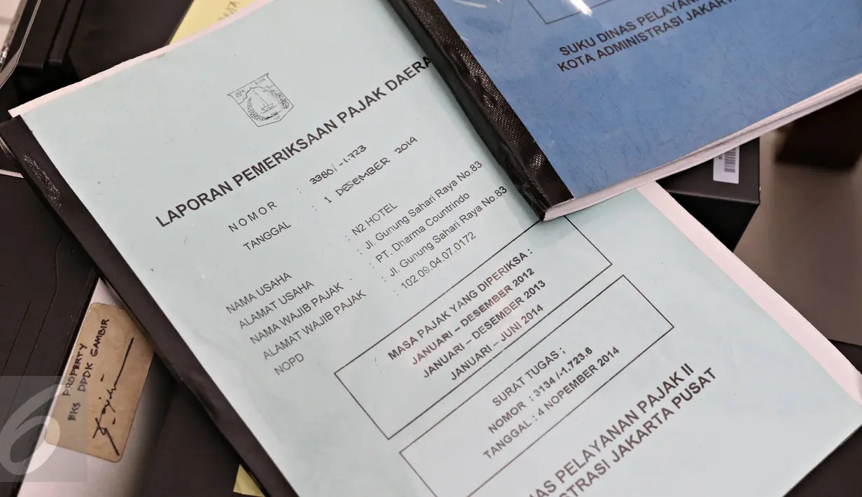 Petugas Ditkrimsus Polda Metro Jaya memeriksa sejumlah dokumen penting saat menggeledah kantor Dinas Pendapatan Daerah (Dispenda) DKI Jakarta terkait kasus korupsi oleh tiga mafia pajak yang sudah ditangkap, Selasa (12/1). (Liputan6.com/Immanuel Antonius)