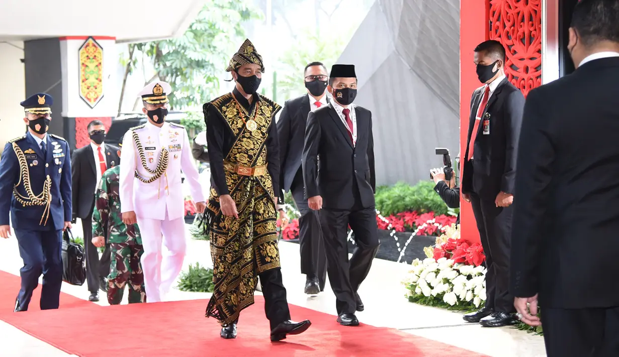 Presiden Joko Widodo saat tiba menghadiri sidang tahunan MPR RI di Gedung Nusantara Kompleks Parlemen Jakarta, Jumat (14/8/2020). Jokowi tampil mengenakan baju adat daerah Sabu dari Nusa Tenggara Timur (NTT). (Pool/BiroPemberitaanParlemen)
