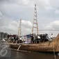 Deputi Bidang Koordinasi SDM, IPTEK, dan Budaya Maritim Safri Burhanuddin bersama kru kapal saat pelepasan kapal ekspedisi napak tilas "Spirit of Majapahit" di Dermaga Marina Ancol, Jakarta, Rabu (11/5). (Liputan6.com/Faizal Fanani)