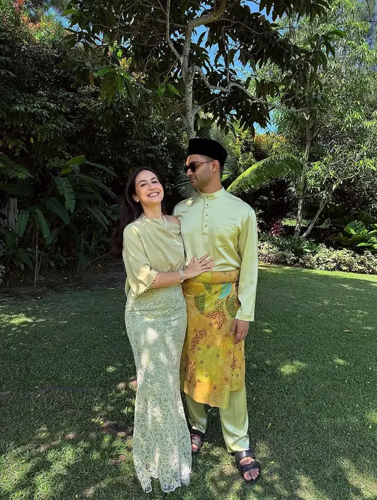 Pevita Pearce padukan one shoulder kuning dengan rok lace panjang berwarna senada. Kalung mutiara jadi sentuhan elegan pada tampilan Pevita Pearce [@pevpearce]