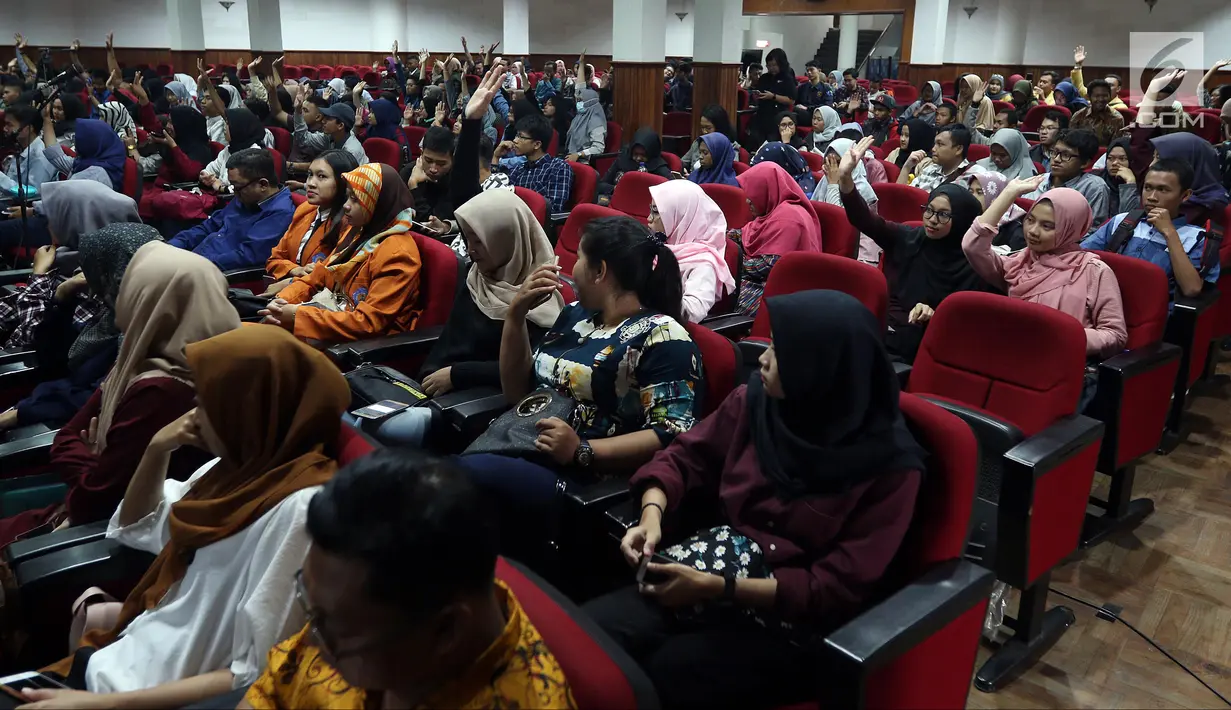 Antusiasme peserta saat mengikuti Emtek Goes To Campus (EGTC) di Universitas Muhammadiyah Malang, Selasa (25/9). EGTC menghadirkan kompetisi news presenter, inspiring sharing, dan entertainment talk. (Liputan6.com/JohanTallo)