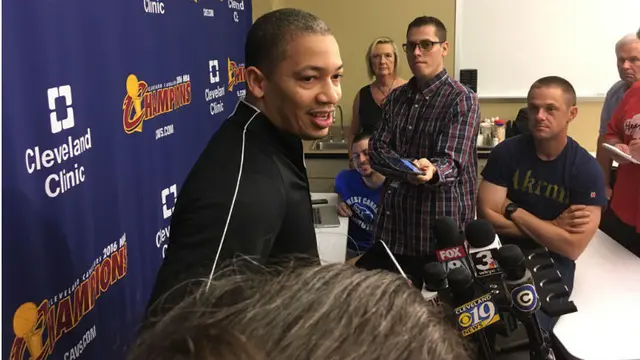 Pelatih Cleveland Cavaliers, Tyronn Lue.