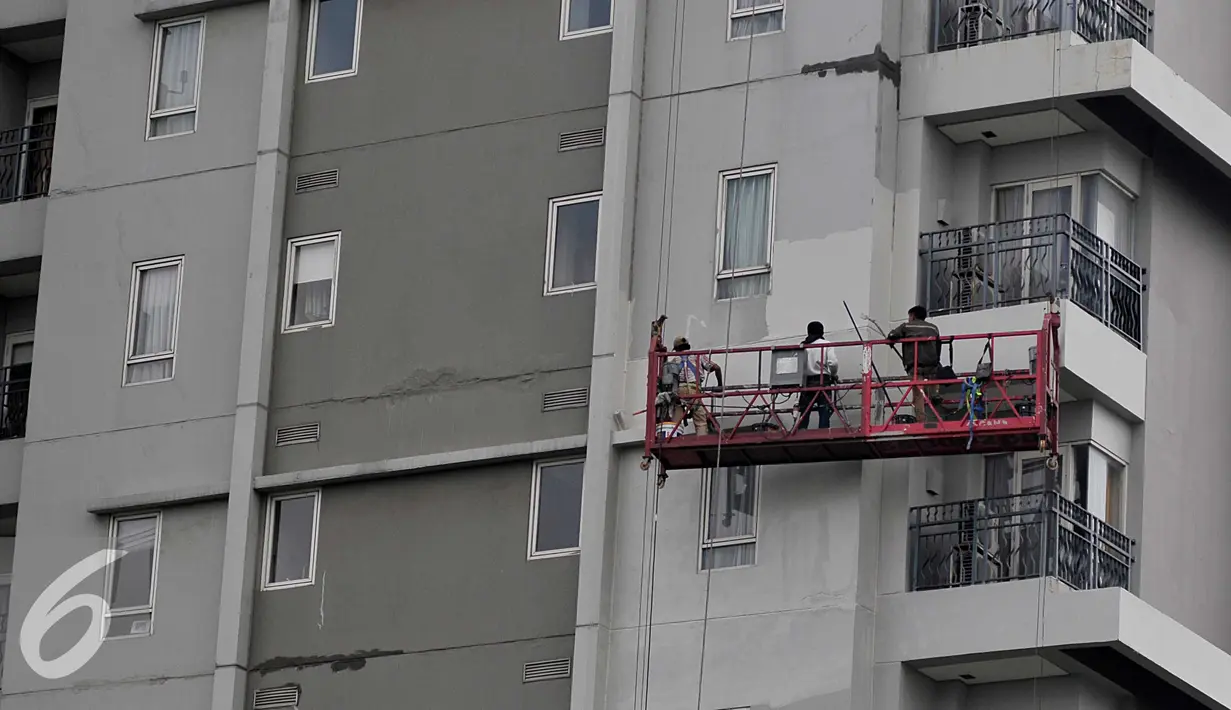 Sejumlah pekerja menyelesaikan pengecetan apartemen di kawasan Permata Hijau, Jakarta, Kamis (25/6/2015). Tingginya kecelakaan kerja yang terjadi di Indonesia, 103 ribu kasus per tahun dengan angka kematian 8 orang per hari . (Liputan6.com/Johan Tallo)