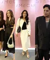Adu Gaya Selebriti Bergaya Monokrom di Grand Opening Stella McCartney. [Fimela/Anisha Saktian]