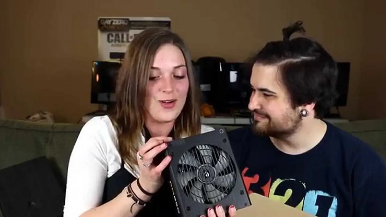 Unik, Gamer Cantik Ini Dilamar Kekasihnya Saat Main Game