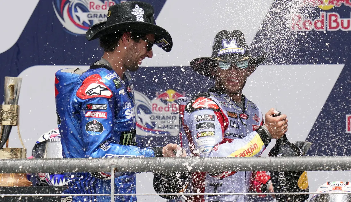 Enea Bastianini (kanan) merayakan kemenangannya pada balapan MotoGP Amerika Serikat di Circuit of the Americas, Austin, Texas, Amerika Serikat, 10 April 2022. Enea Bastianini juara satu, Alex Rins juara dua, dan Jack Miller juara tiga. (AP Photo/Eric Gay)