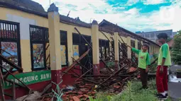 Dua ruangan kelas SDN Kedaung yang berada di Jalan Pertiwi Kedaung, Sawangan, Depok, mengalami kerusakan parah. (merdeka.com/Arie Basuki)
