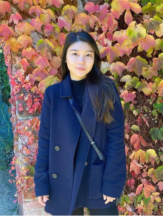 Belinda kerap tampil dengan baju musim dingin, seperti mengenakan coat hitam berkancing depan dipadukan inner knit hitamnya.  [@belinda.mci11]