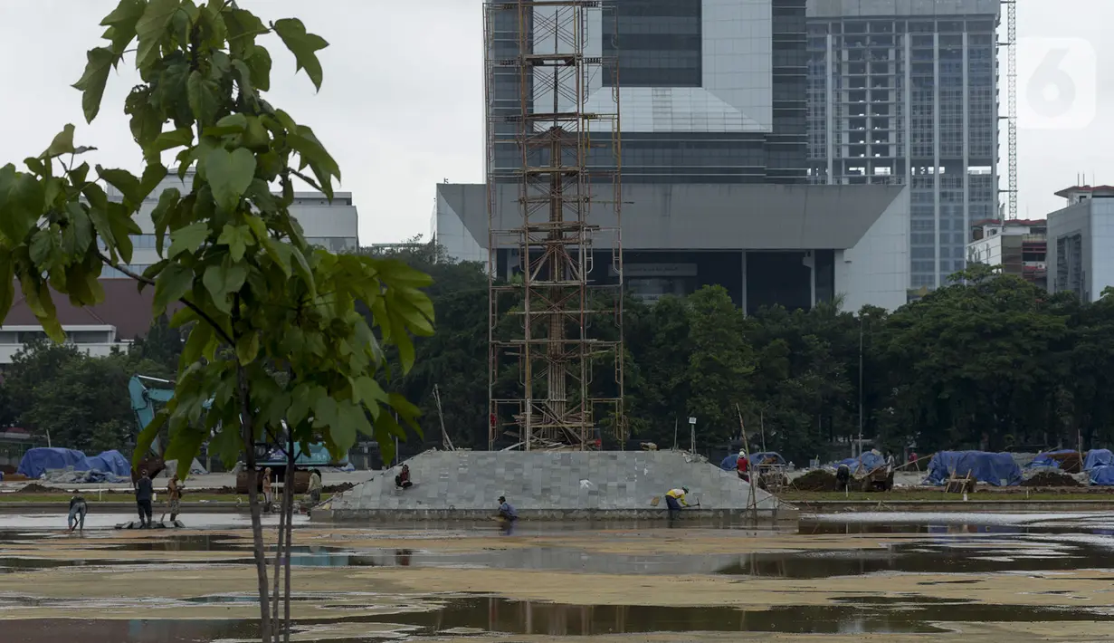 Pekerja melakukan penanaman kembali pohon-pohon di area proyek revitalisasi Taman Sisi Selatan Monunem Nasional, Jakarta, Rabu (5/2/2020).  Pohon tersebut adalah pohon baru untuk mengganti pohon besar yang ditebang. (merdeka.com/Imam Buhori)