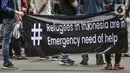 Pencari suaka membawa spanduk saat unjuk rasa di depan kantor UNHCR, Jakarta, Senin (14/12/2020). Mereka meminta agar proses perpindahan ke negara tujuan dipercepat setelah adanya tiga orang pengungsi yang bunuh diri dalam dua minggu terakhir karena depresi. (merdeka.com/Iqbal Nugroho)