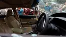 Kondisi bagian dalam mobil milik penyanyi Sufi Amjad Sabri di Karachi, Pakistan, Rabu (22/6). Amjad Sabri tewas ditembak oleh pria tak dikenal. (REUTERS / Akhtar Soomro)