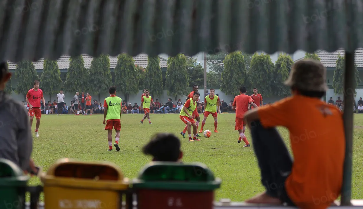 Ratusan The Jak menikmati sesi latihan Persija Jakarta di Lapangan Yon Zikon TNI AD, Selasa (6/9/2016). (Bola.com/Nicklas Hanoatubun)