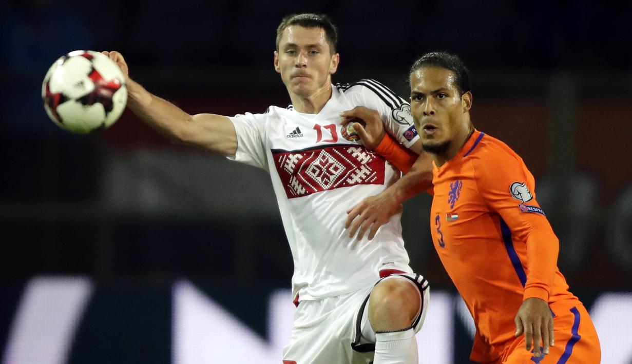 Bek Belanda, Virgil Van Dijk, berebut bola dengan striker Belarusia, Nikolai Signevich, pada laga kualifikasi Piala Dunia 2018 di Stadion Borisov Arena, Borisov, Sabtu (7/10/2017). Belarusia kalah 1-3 dari Belanda. (AP/Sergei Grits)