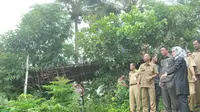 Jembatan berusia 27 tahun yang menghubungkan Desa Sindai dengan Desa Pasir Eurih, Lebak itu tiba-tiba saja putus. (Yandhi Deslatama/Liputan6.com)