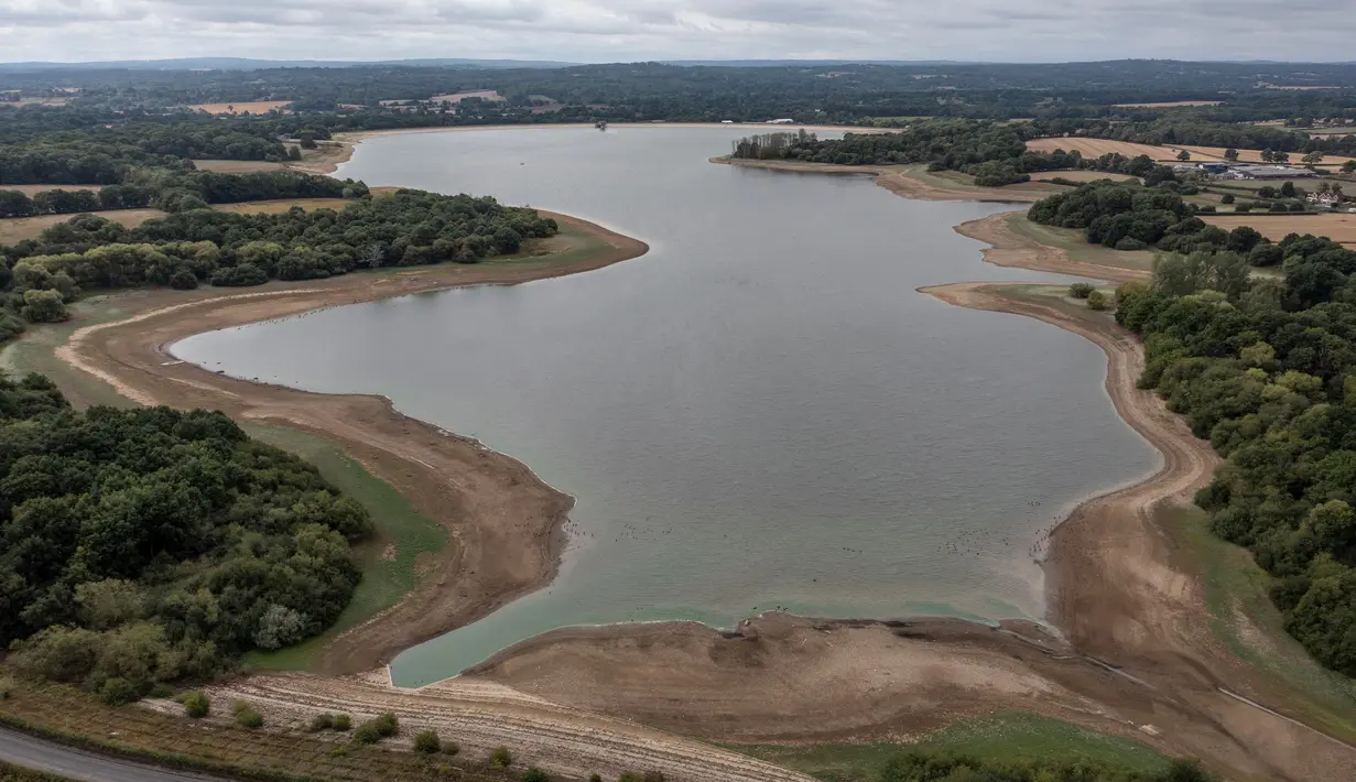 Foto udara menunjukkan tingkat air yang rendah di Waduk Bough Beech di Kent (23/8/2022). Pemerintah Inggris secara resmi menyatakan kekeringan di sebagian besar Inggris awal bulan ini, setelah berbulan-bulan mencatat rekor curah hujan rendah dan suhu tinggi yang belum pernah terjadi sebelumnya dalam beberapa pekan terakhir. (AFP/Ben STANSALL)