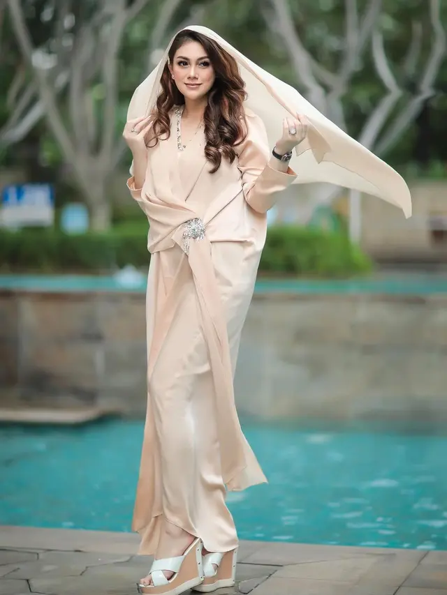 8 Potret Celine Evangelista saat Pakai Kaftan, Bisa Jadi Inspirasi