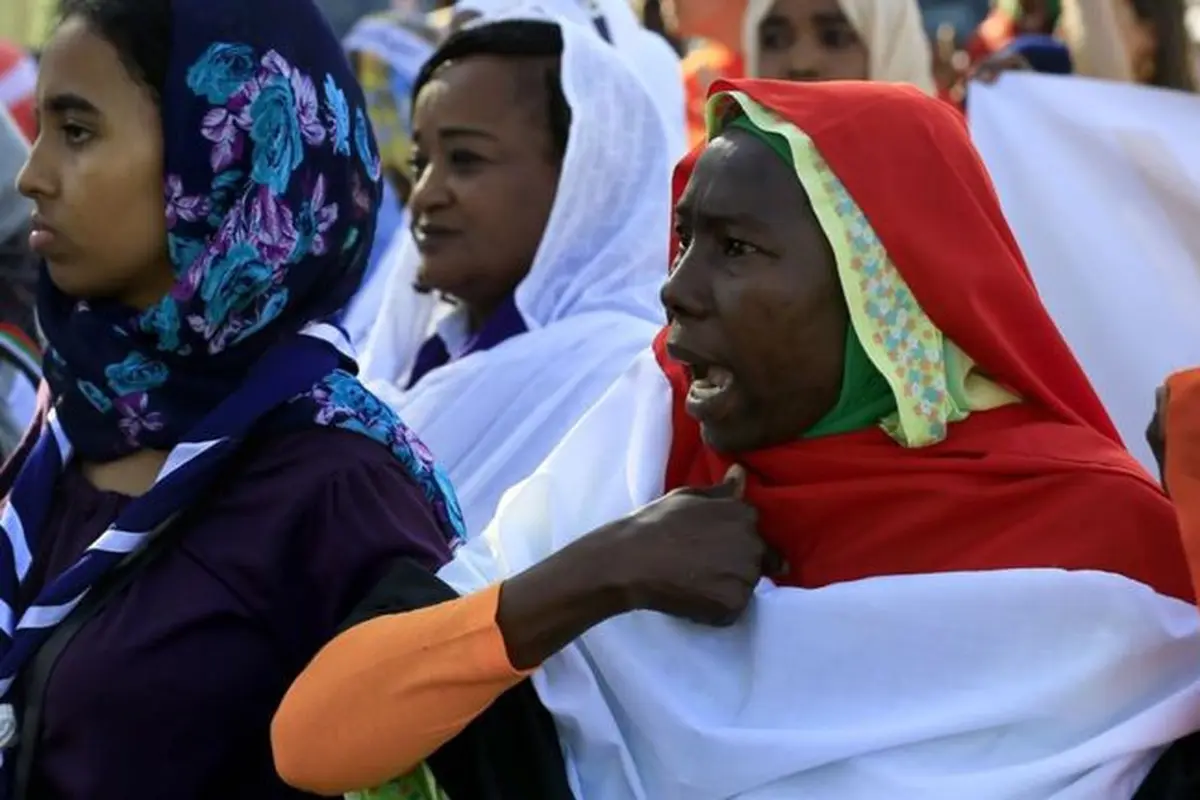 Wanita Sudan merayakan kebebasan diri dari aturan hukum yang mengikat.