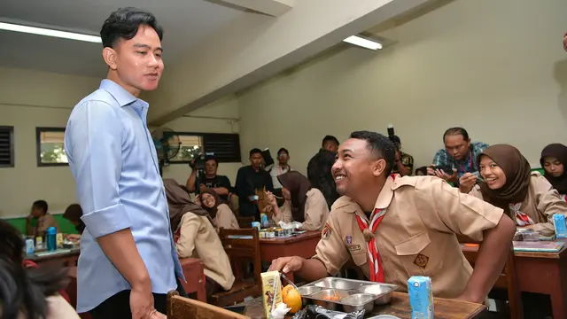 Wakil Presiden (Wapres) Gibran Rakabuming meninjau uji coba program Makan Bergizi Gratis (MBG) di SMK Negeri 7 Semarang (STM Pembangunan).