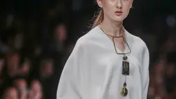 Model memeragakan busana rancangan Novita Yunus dalam Jakarta Fashion Week 2019 di Senayan City, Jakarta, Rabu (24/10). Novita mengusung tema Pesona Sisterhood. (Liputan6.com/Faizal Fanani)