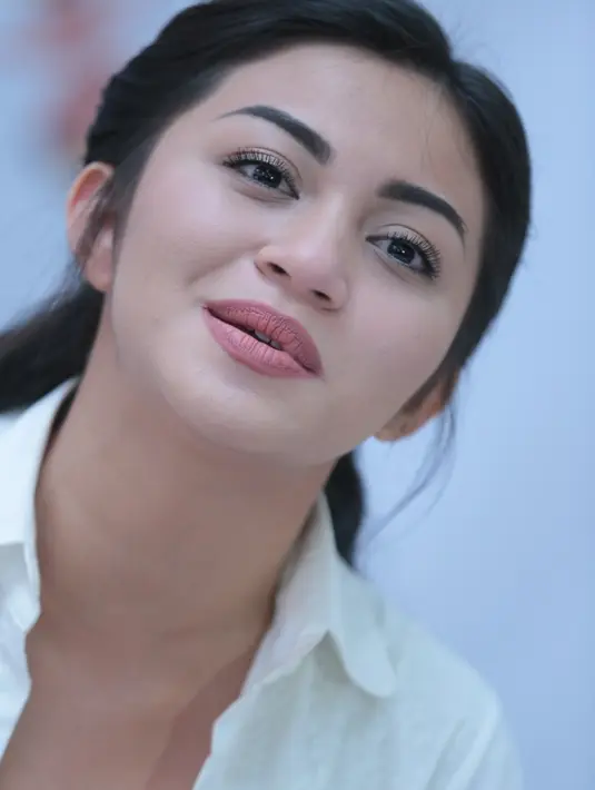 "Temen-temen aku dikit banget, soalnya aku tipe orang yang lebih mementingkan kualitas daripada kuantitas, serius," tambahnya. (Adrian Putra/Bintang.com)