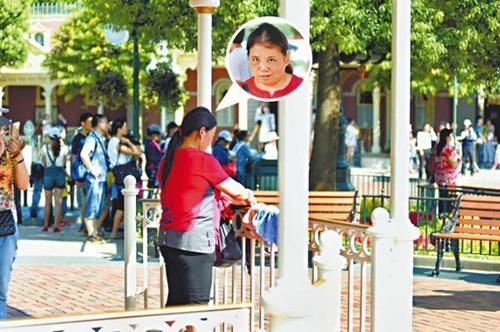 Wanita yang menjemur pakaian dalamnya di pagar Disneyland Hong Kong | Photo: Copyright shanghaiist.com